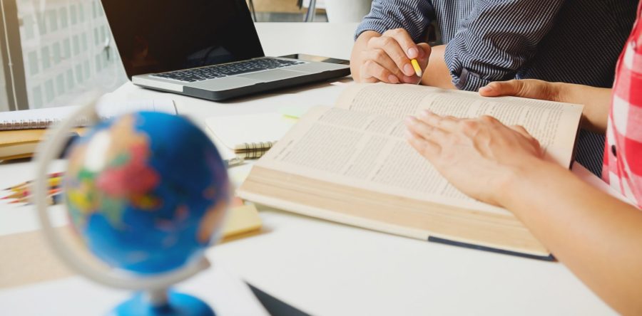 Tłumacz XXI wieku: Jak nowoczesne technologie zmieniają oblicze pracy tłumacza