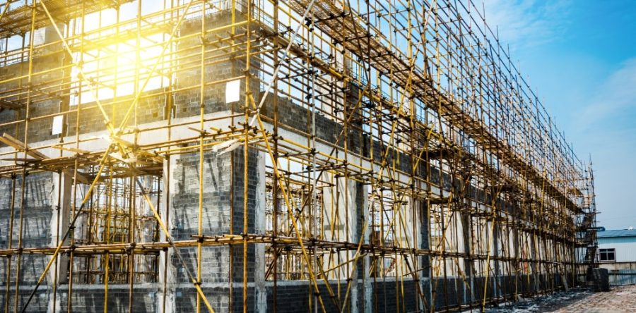 Bezpieczna wysokość – jak producent rusztowań dba o każdy szczegół